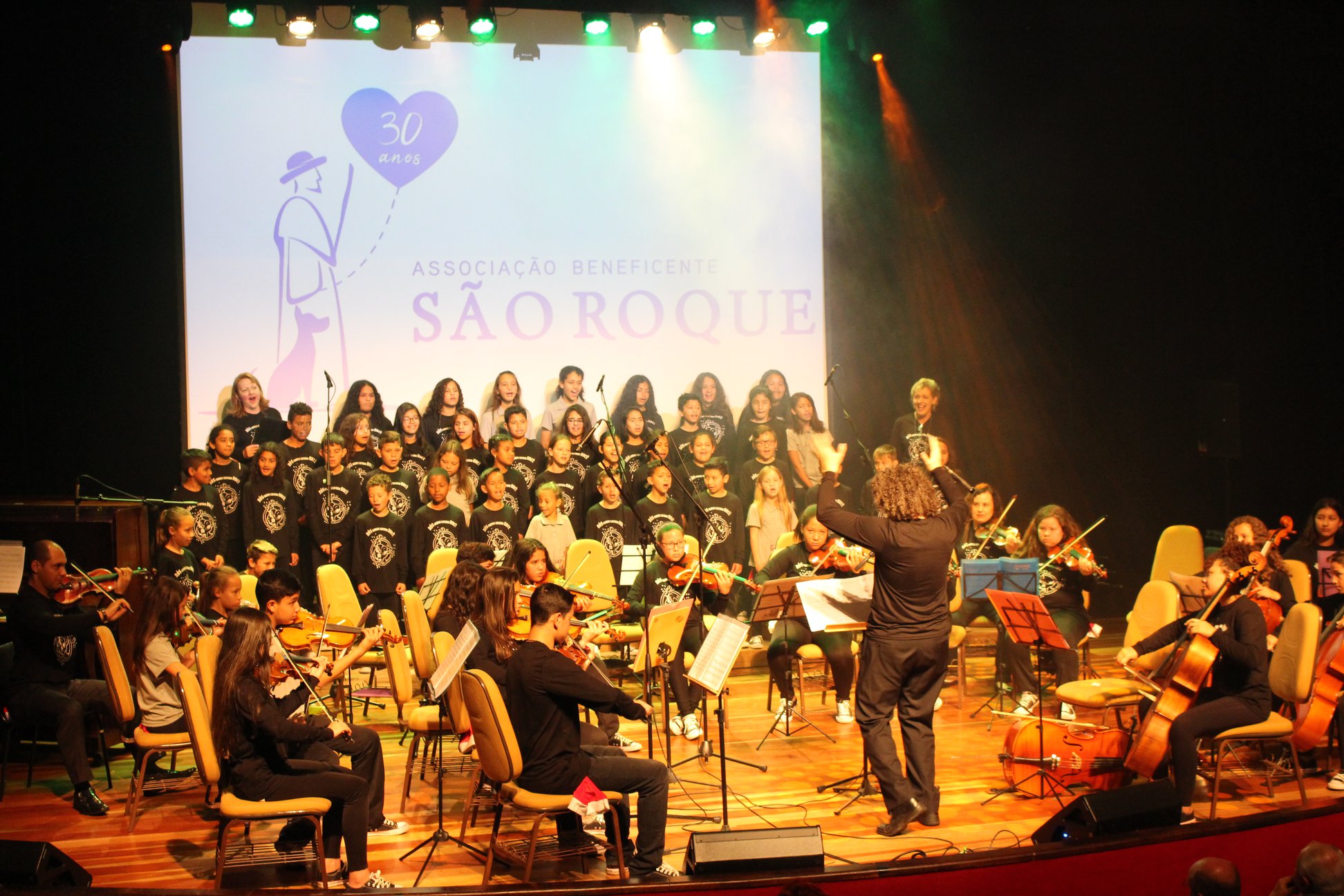 Coro e a Orquestra Gato na Tuba no encerramento da Campanha do Agasalho 2018