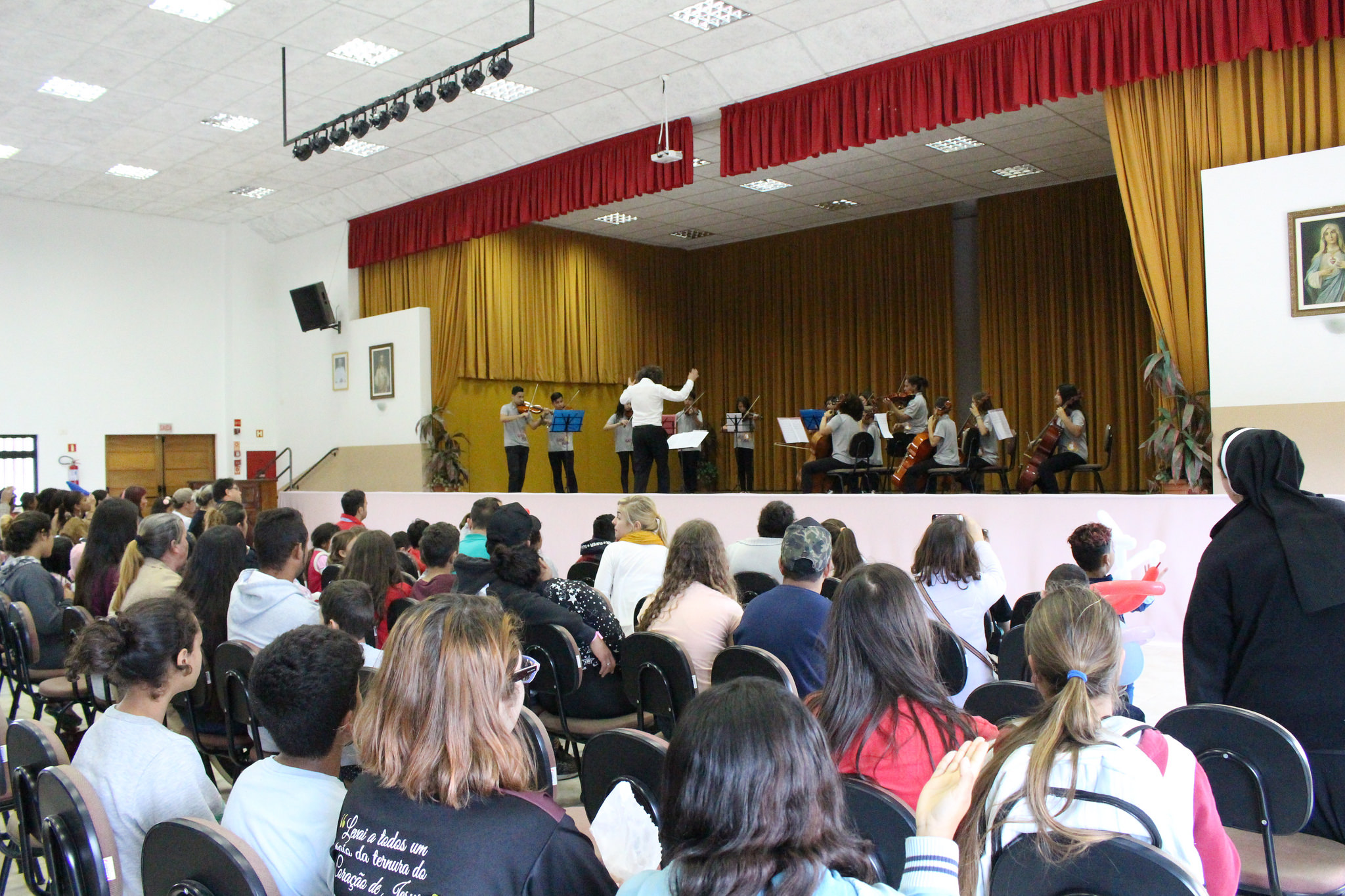 Orquestra se apresenta na Escola Sagrado Coração de Jesus
