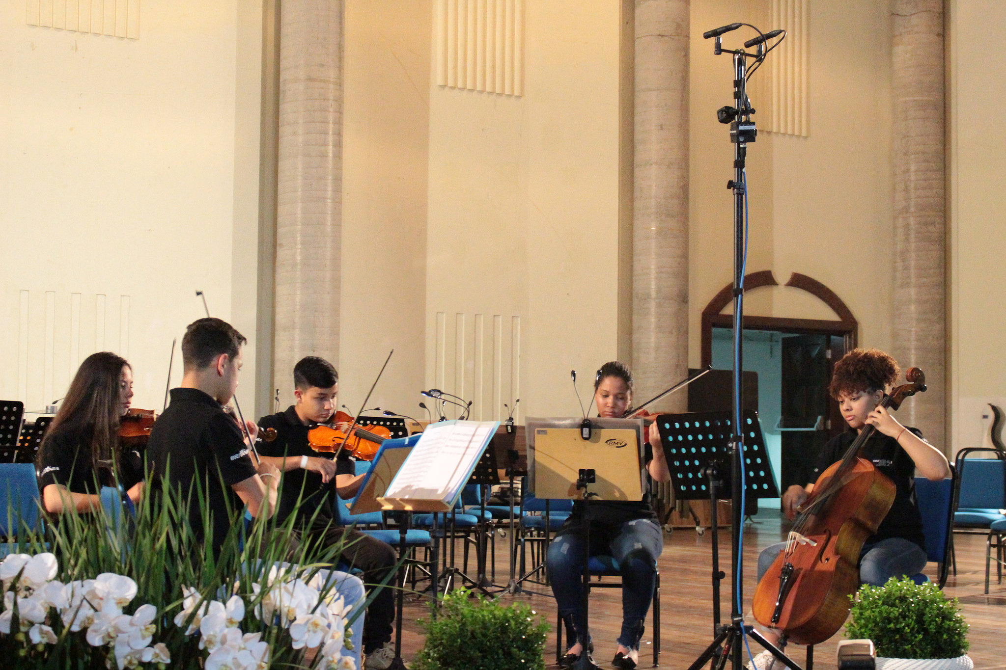 Alunos da São Roque tocam em concerto de lançamento da OJA