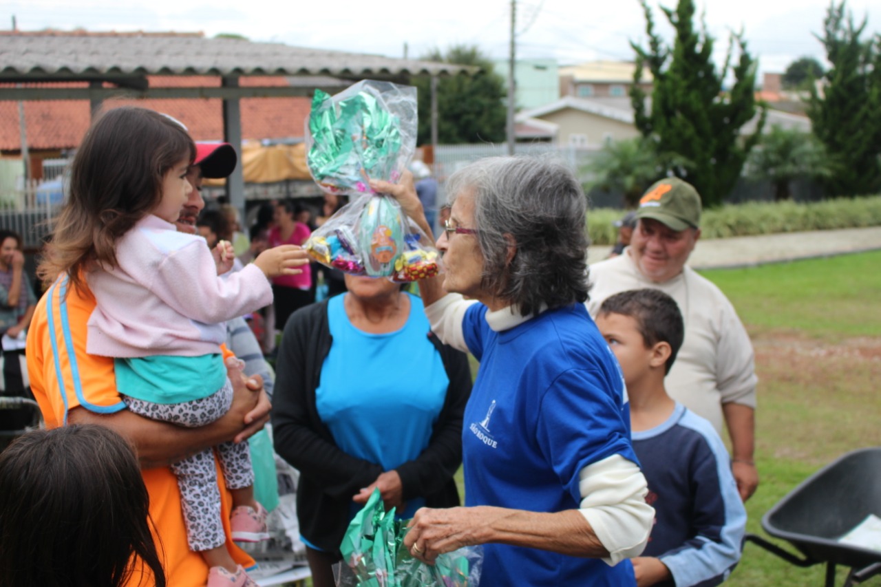 Famílias do Programa Alcance recebem kit de Páscoa