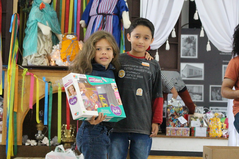 Nossos alunos recebem os brinquedos arrecadados na Campanha de Natal da RPC