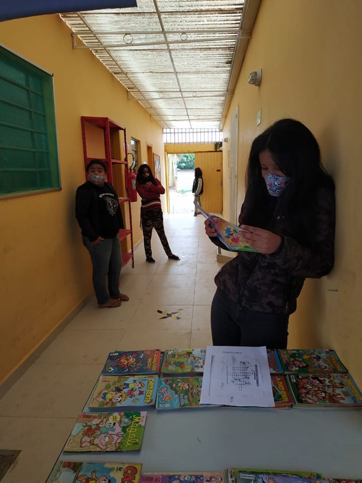 Núcleo de Literatura entrega atividades para alunos realizarem em casa