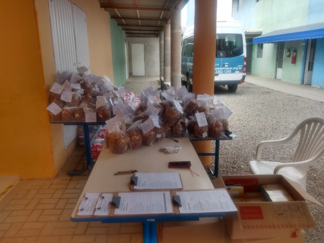 Escola dos Anjos doa cestas básicas, panetones e doces aos alunos da São Roque