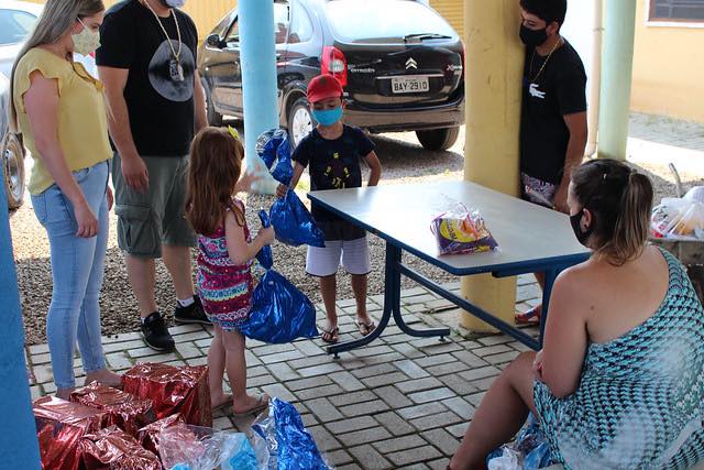 Coletivo Teu Social faz entrega de presentes do Dia das Crianças