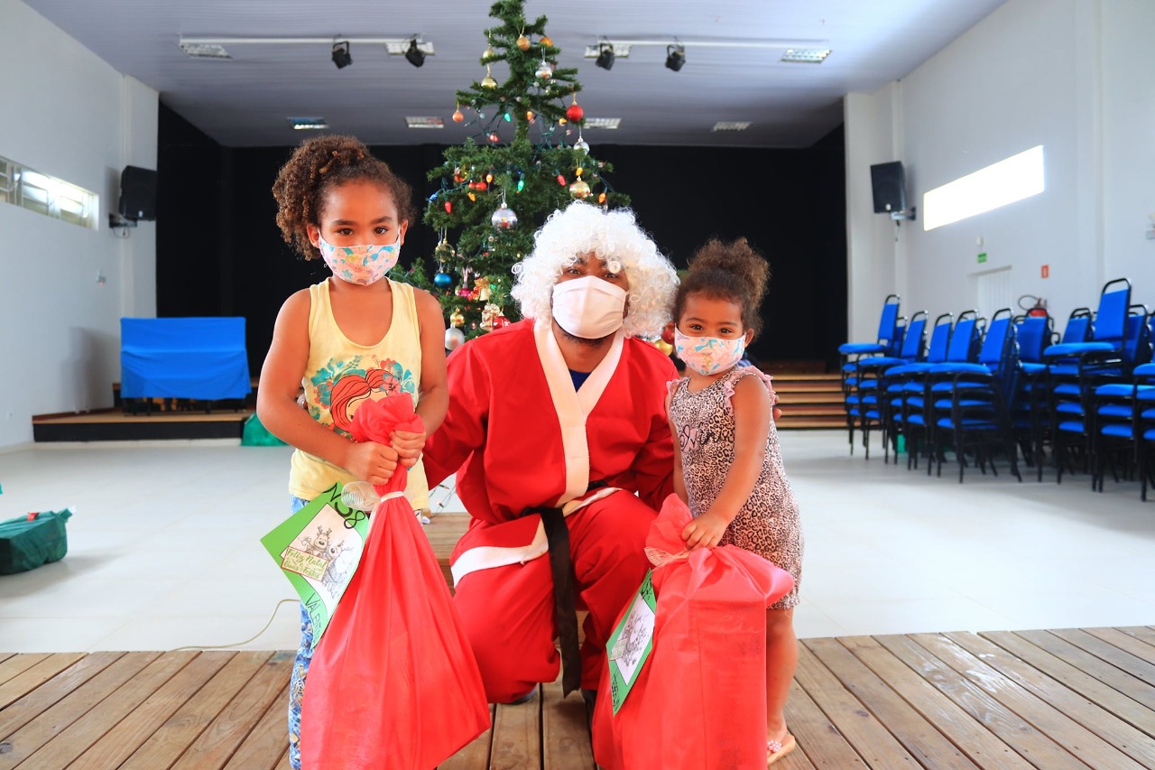 Crianças e adolescentes recebem presentes de Natal