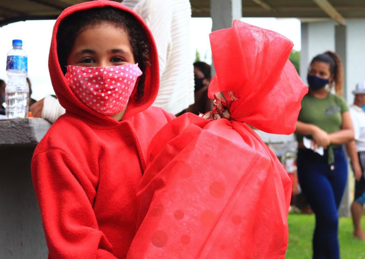 Crianças dos bairros Santa Mônica e Bela Vista recebem presentes de Natal