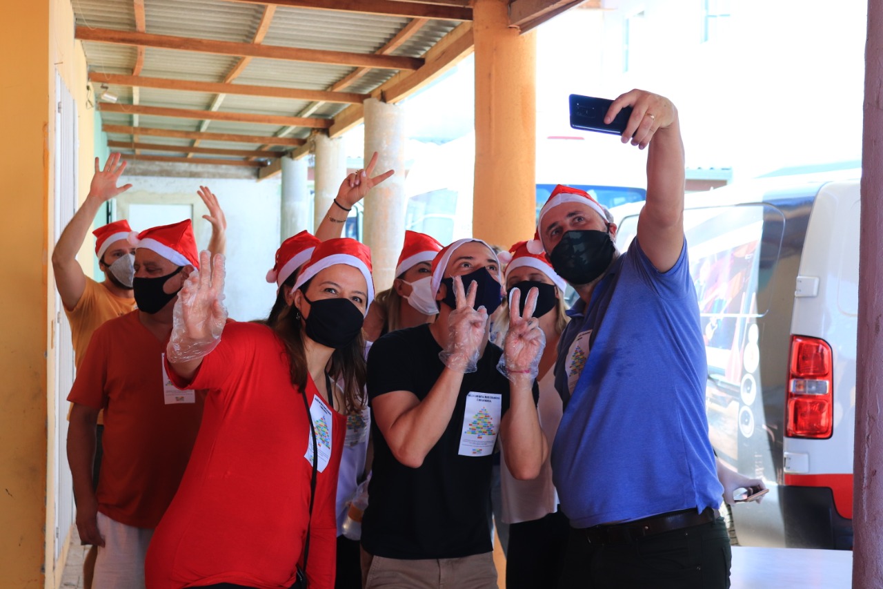 Obra Nossa entrega cestas de natal para as famílias do Programa Alcance e do Projeto Cultural
