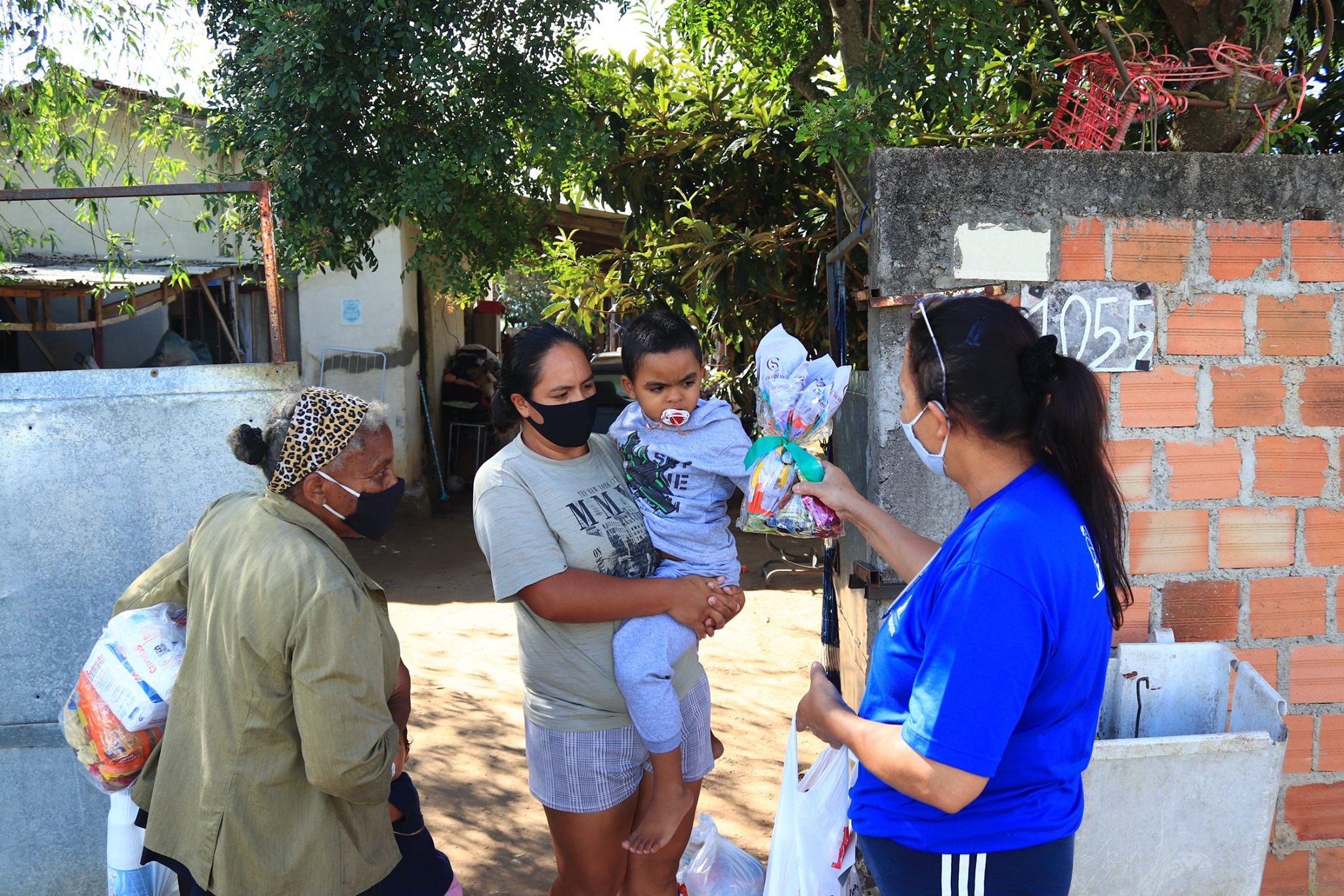 Crianças do Programa Alcance recebem surpresa de Páscoa