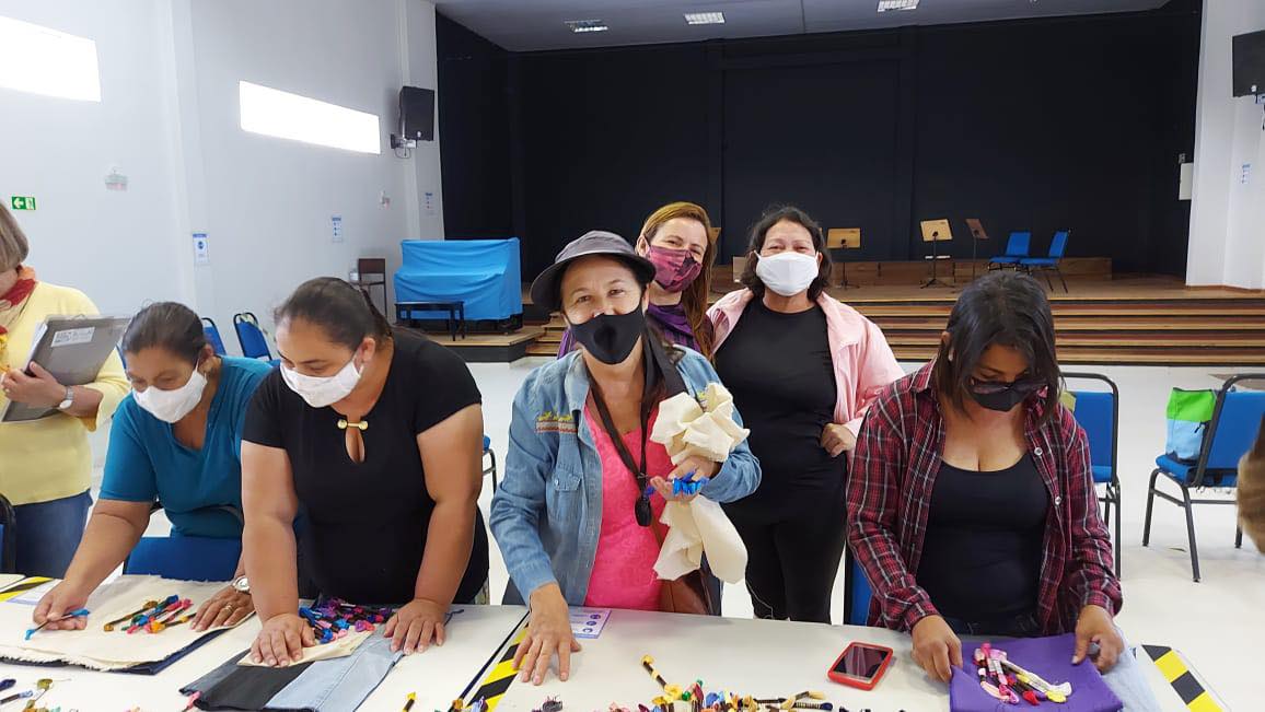 Alunas do Curso de Bordado recebem material para trabalhar em casa