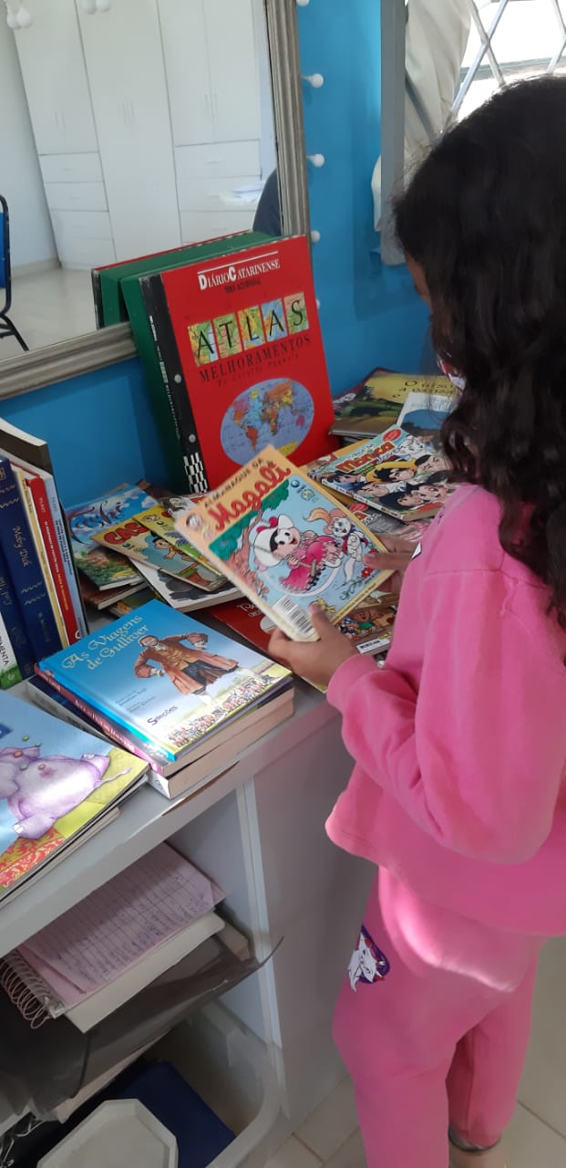Em menos de um mês, nossos alunos emprestaram mais de 100  livros em nossa Biblioteca