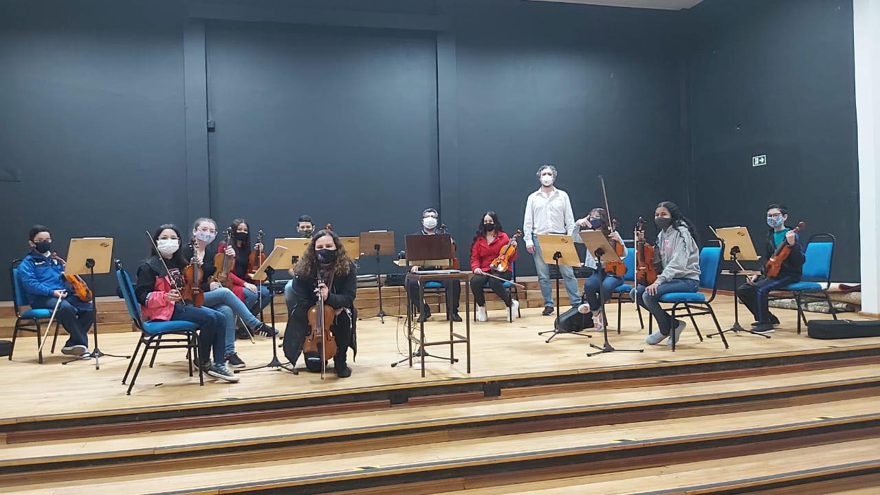 Alunos do Núcleo de Música se reúnem para gravar o vídeo Ação Social Nas Escolas