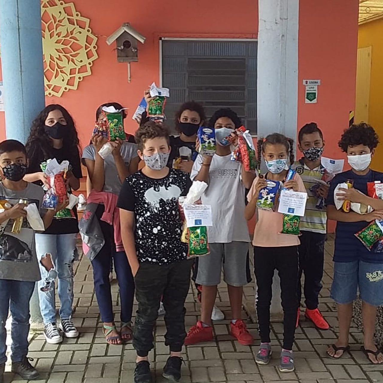 Colégio Santo Anjo doa alimentos para nossos alunos