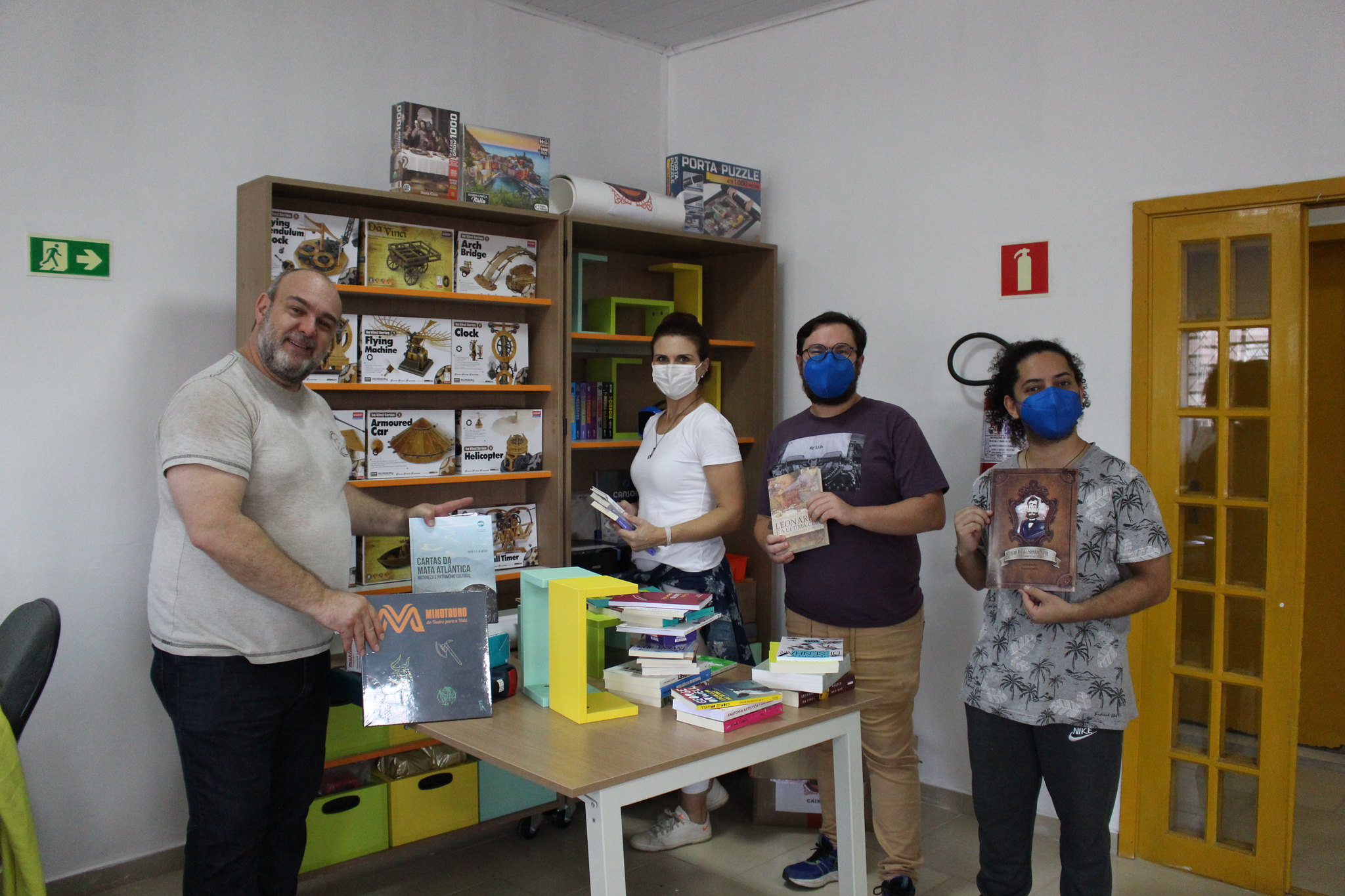 Biblioteca da filial recebe doação de Caixa de Da Vinci