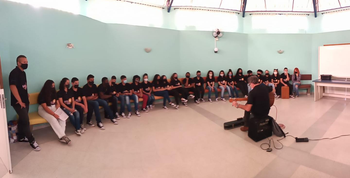 Coro Juvenil Gato na Tuba faz apresentação inclusiva na AFECE