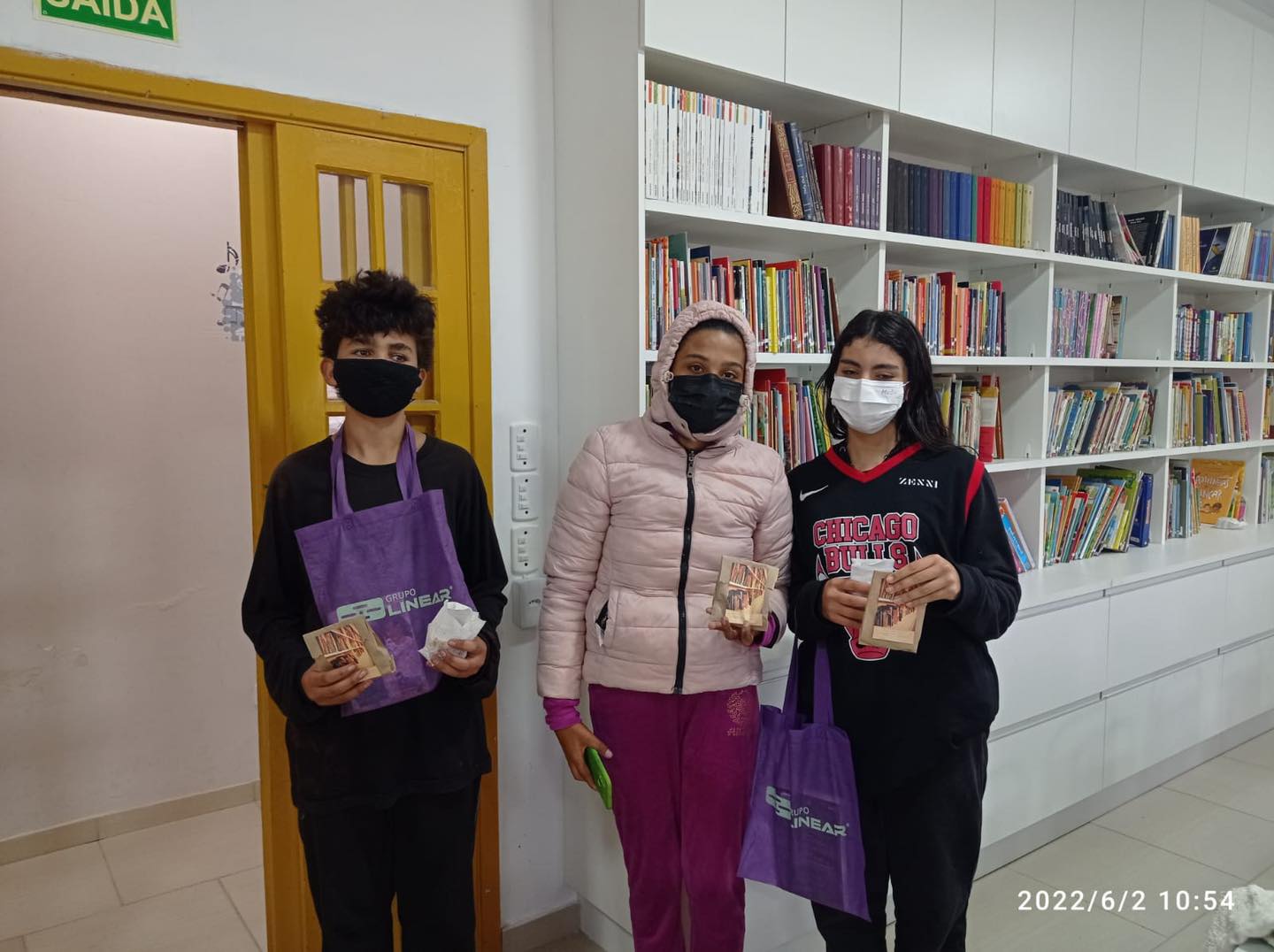 Professores do Núcleo de Literatura incentivam empréstimo de livros em nossa Biblioteca