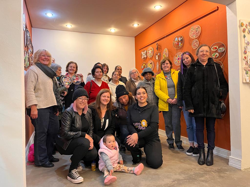 Alunas do curso de bordado visitam a exposição Entre Fios