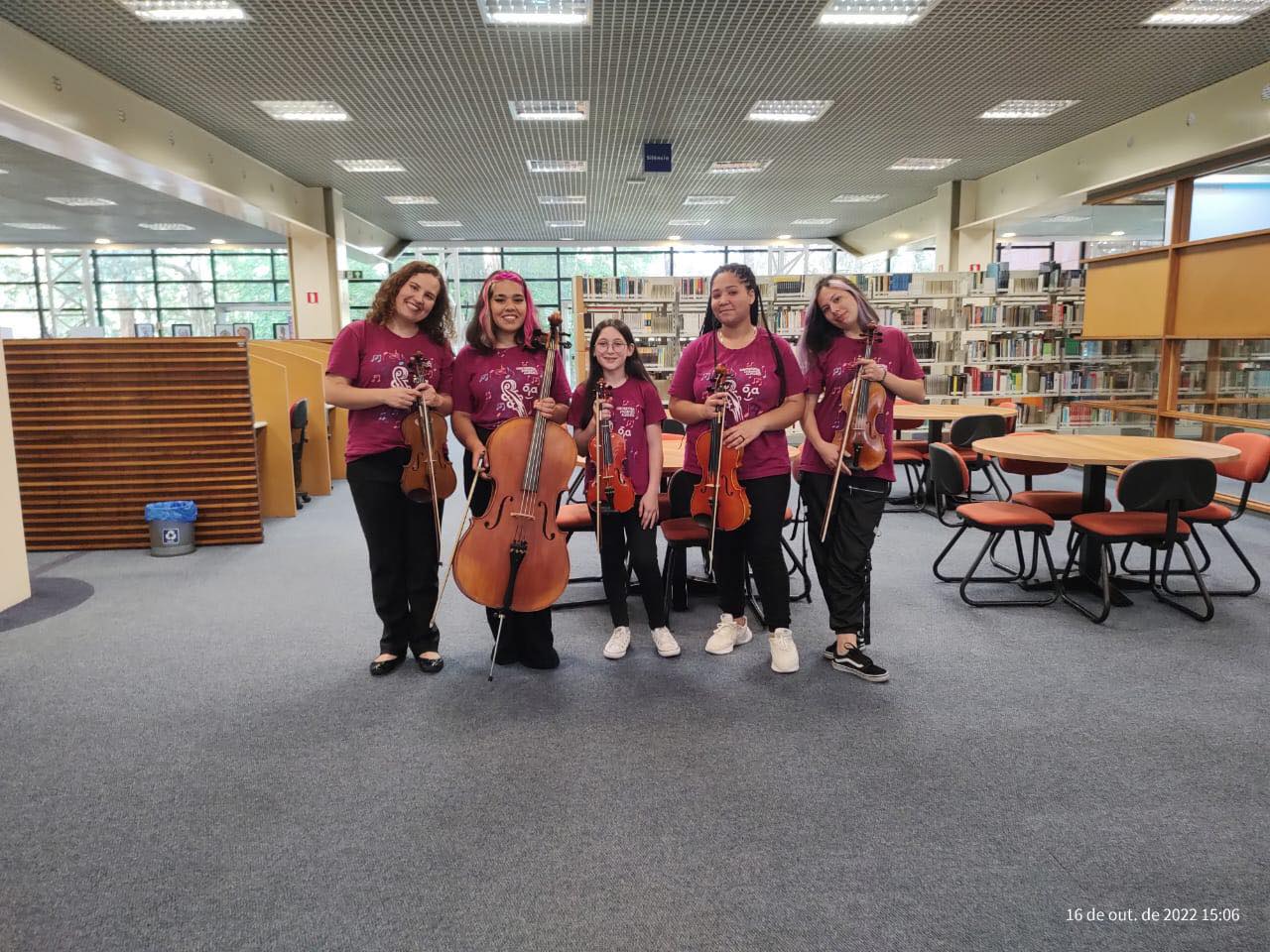Alunas se apresentam na Biblioteca da Universidade Positivo