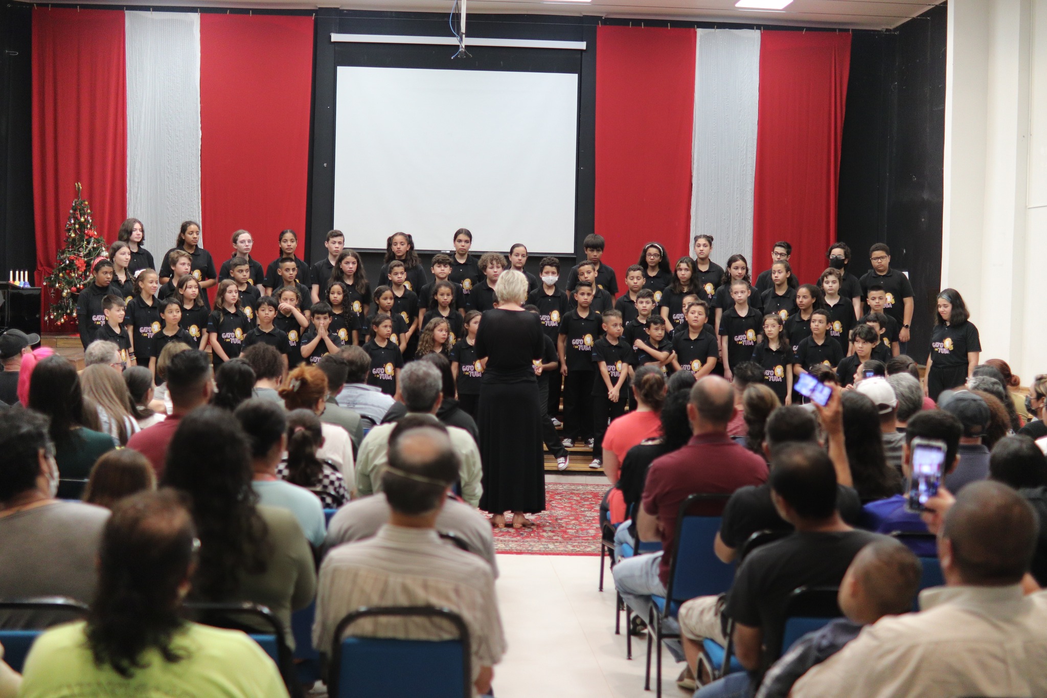 Coros Infantil e Juvenil Gato na Tuba realiza concerto de natal