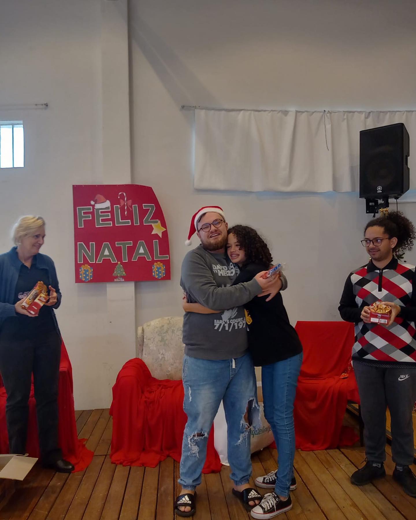 Alunos recebem doação de chocolates