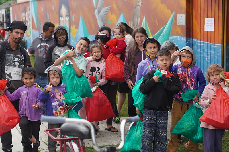 Crianças assistidas pela São Roque recebem presentes de Natal