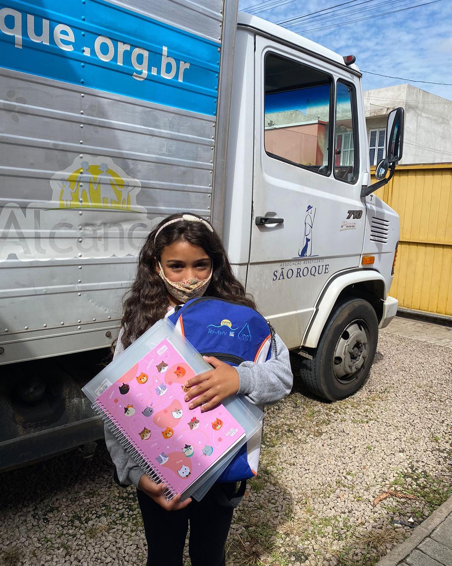 Programa Alcance faz entrega de material escolar