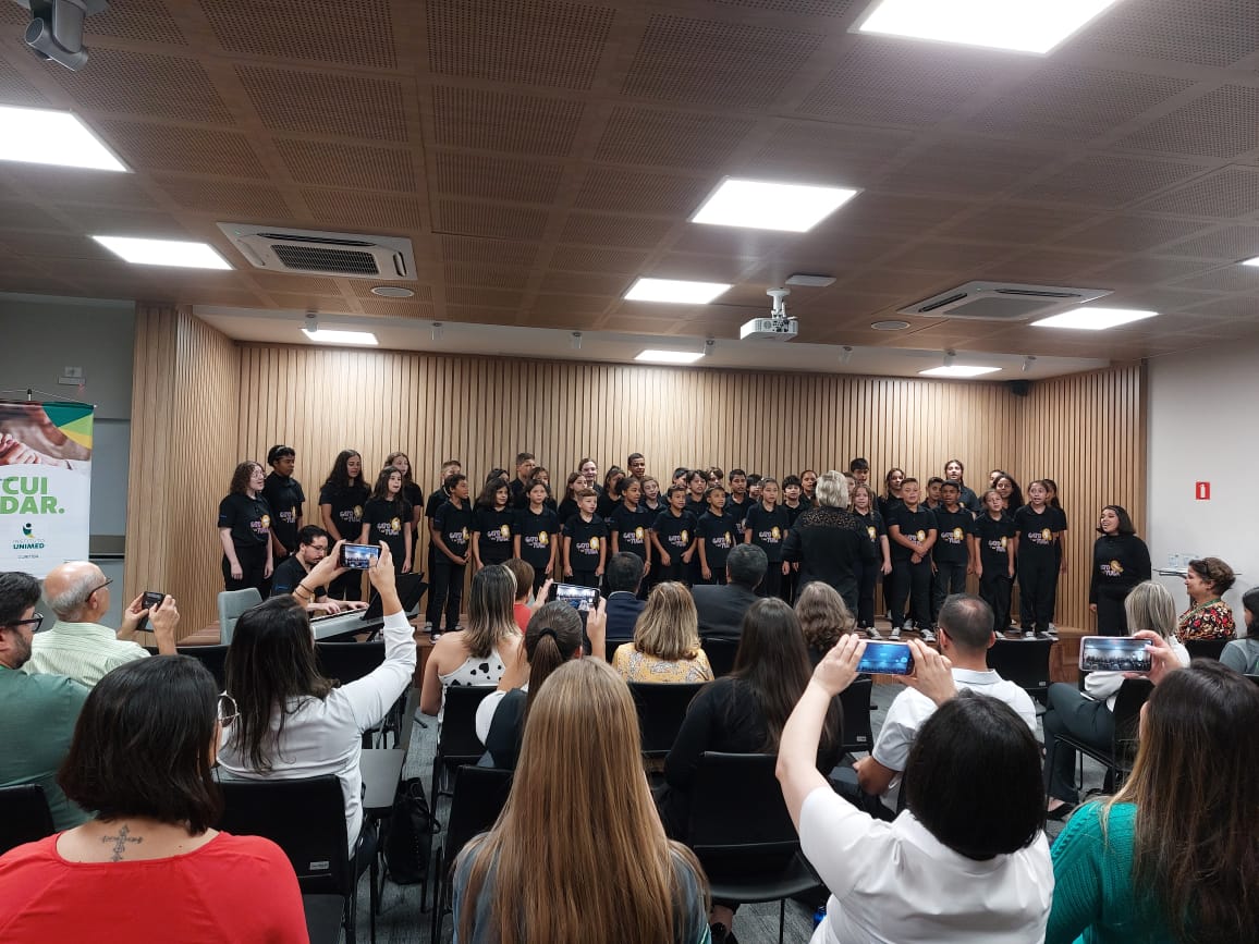 Coro Gato na Tuba se apresenta na celebração de 2 anos do Instituto Unimed Curitiba