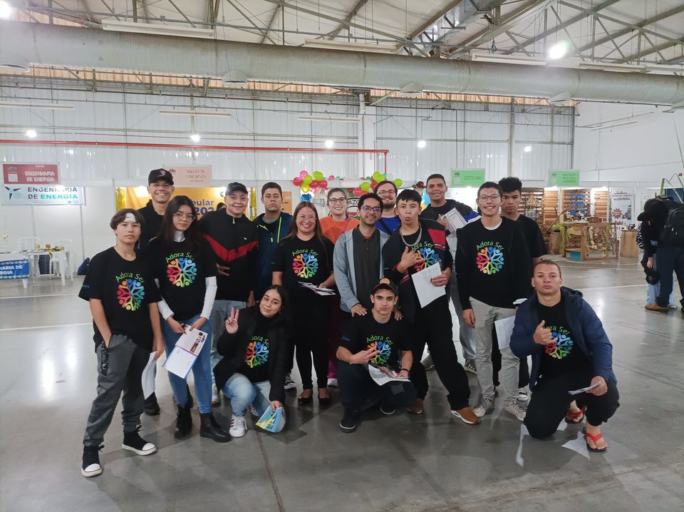 Adolescentes participam da Feira de Profissões da UFPR