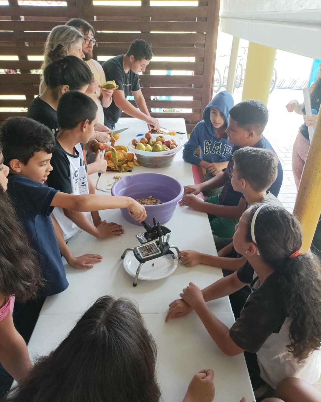 Mesa Brasil e alunos da PUC/PR realizam atividade com turma do Conta Sonhos