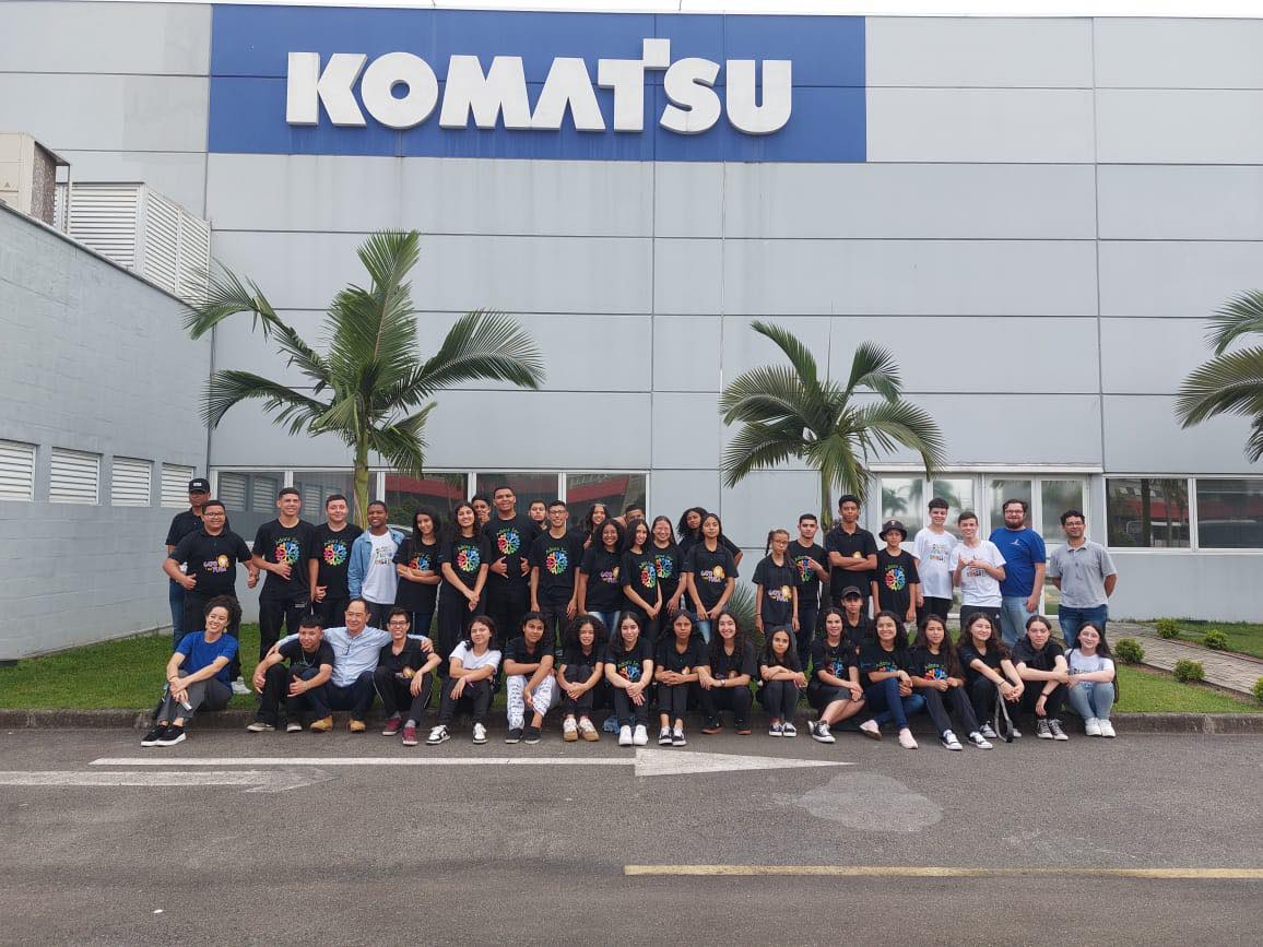 Alunos da São Roque visitam a Komatsu do Brasil