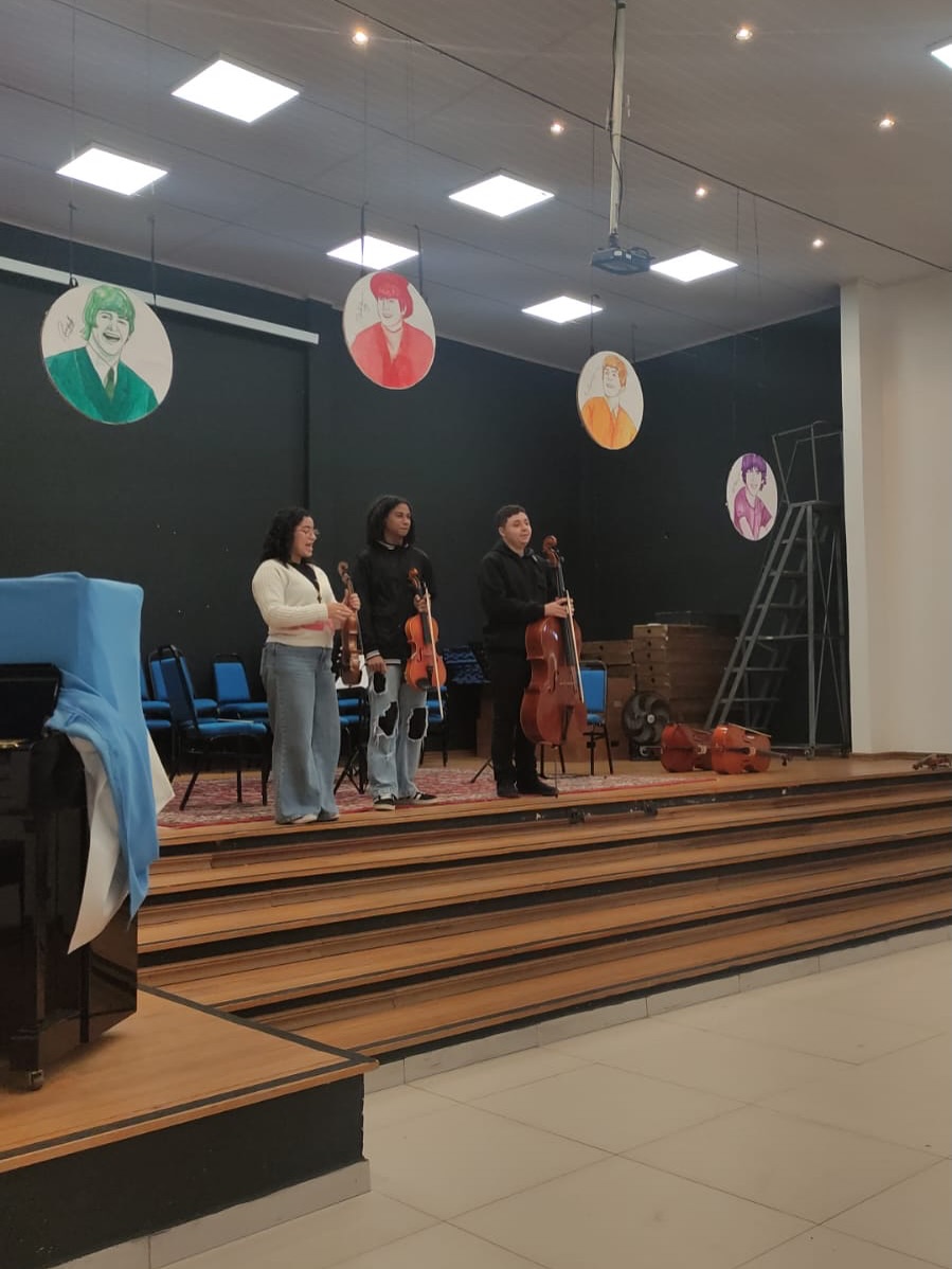 Jovens do grupo de cordas conduzem vivência musical com alunos da Musicalização